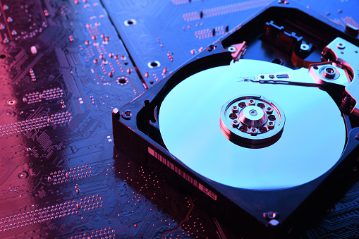 Computadora Unidades de disco duro HDD, SSD en placa de circuito, fondo de placa base. Primer plano. Con iluminación rojo-azul photo