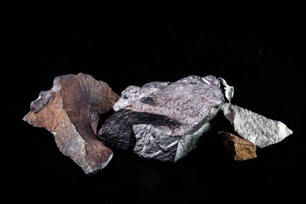 금속 철이 추출되는 철 광석은 일반적으로 자석과 헤마타이트, 탄산염, 사이드 라이트와 같은 산화물의 형태로 발견됩니다. - hematite rock stone mineral 뉴스 사진 이미지