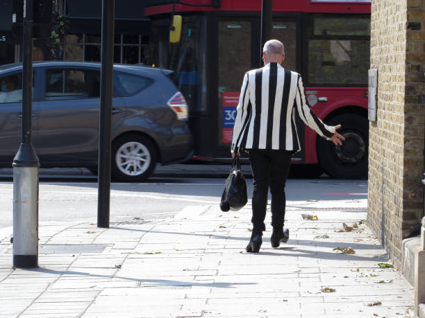 vieux gay élégant marche dans les rues de londres - semaine de la mode de londres photos et images de collection