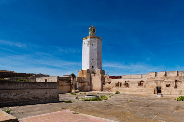 das minaret in der portugiesischen stadt mazagan, in der küstenstadt el jadida, marokko - el jadida stock-fotos und bilder