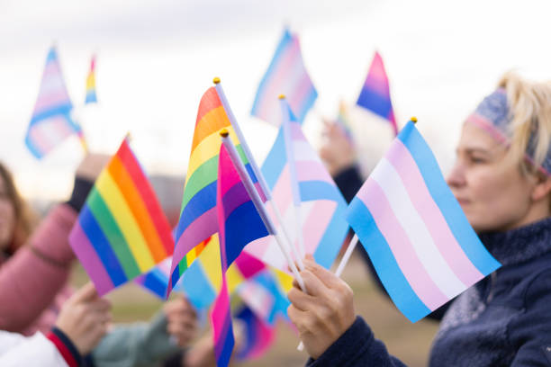 stolzer protest - gay pride flag gay pride gay man homosexual stock-fotos und bilder