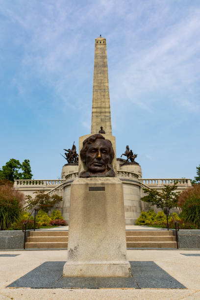 istock Lincoln's Tomb 1297984060