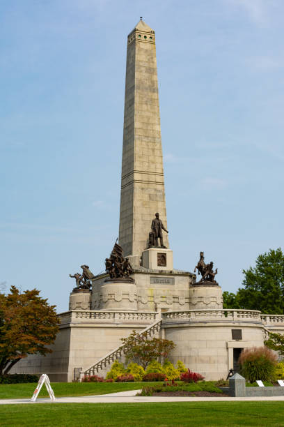 istock Lincoln's Tomb 1297984078