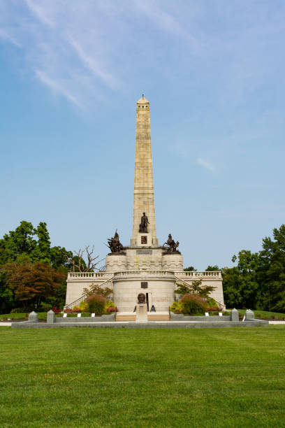 istock Lincoln's Tomb 1297984133