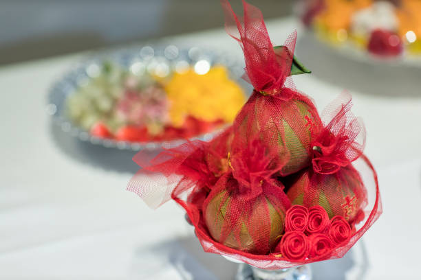 cerimonia nuziale cinese. accessori da sposa thailandesi per la cerimonia di rilancio. ciotola di fidanzamento per la cerimonia di fidanzamento tailandese. frutti d'arancia. - 13633 foto e immagini stock