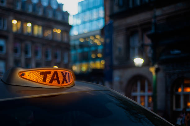 glowing london taxi light - black cab fotografías e imágenes de stock