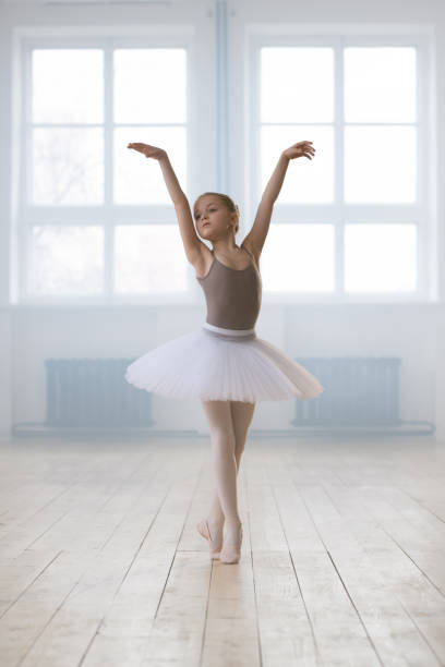 bailarina de ballet clásico de niña - estudio de ballet fotografías e im�ágenes de stock