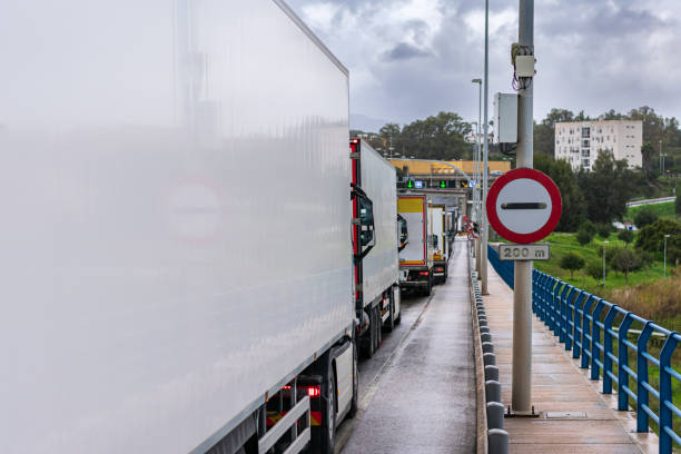 fila de caminhões esperando para atravessar a alfândega. - border control - fotografias e filmes do acervo