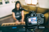 videoanrufaufnahme-eines-teenagers-der-klavier-spielt.jpg?b=1&s=170x170&k=20&c=2qejymVetgfHLe355jzPlnz4MGg5bHbEjceEV-JPC4I=
