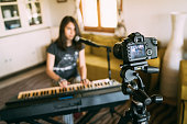videoanrufaufnahme-eines-teenagers-der-klavier-spielt.jpg?b=1&s=170x170&k=20&c=7uWhiSyvhS8pb6lV36mlJIKnIIDu2B7Sv0a7Yr51G5Y=