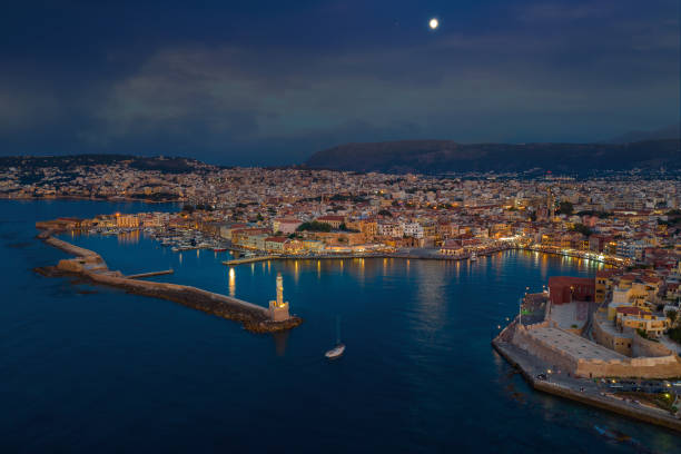 素晴らしい灯台、モスク、ヴェネツィアの造船所、クレタ島、ギリシャとハニアの美しい古い港のパノラマ。 - ハニア ストックフォトと画像