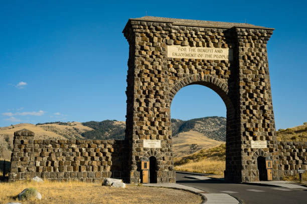 roosevelt arch yellowstone - yellowstone national park wyoming american culture landscape imagens e fotografias de stock