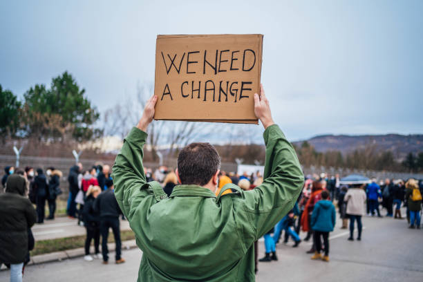 attivisti sociali che protestano - need a change foto e immagini stock