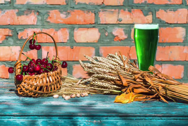 зеленое пиво на день святого патрика - mug beer barley wheat стоковые фото и изображения