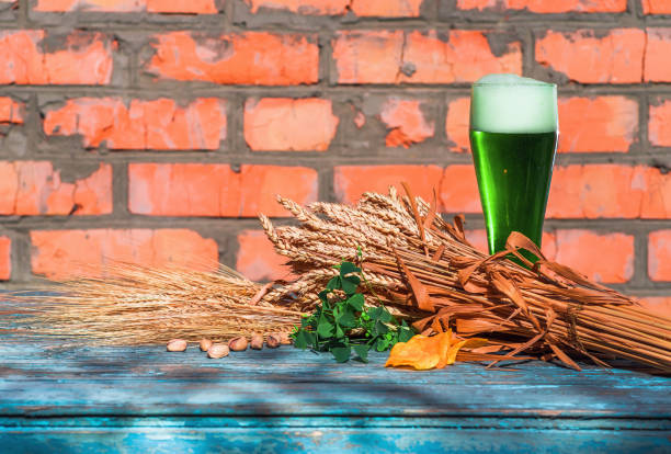 зеленое пиво на день святого патрика - mug beer barley wheat стоковые фото и изображения