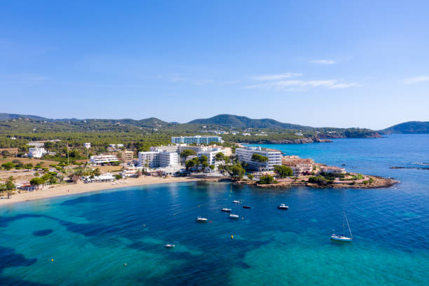 foto aérea de drones de la hermosa isla de ibiza en españa que muestra las playas de arena dorada frente a la gente con gente relajándose y tomando el sol en un caluroso día de veranos soleados - slanchev bryag fotografías e imágenes de stock