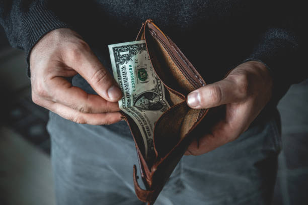 empty wallet in the hands of a young man - fome imagens e fotografias de stock