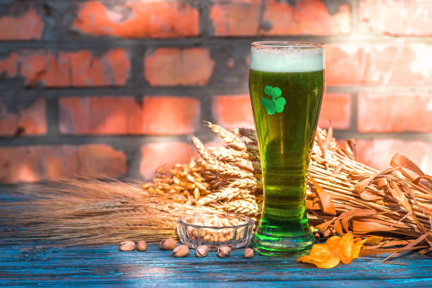 cerveza verde para el día de san patricio - mug beer barley wheat fotografías e imágenes de stock