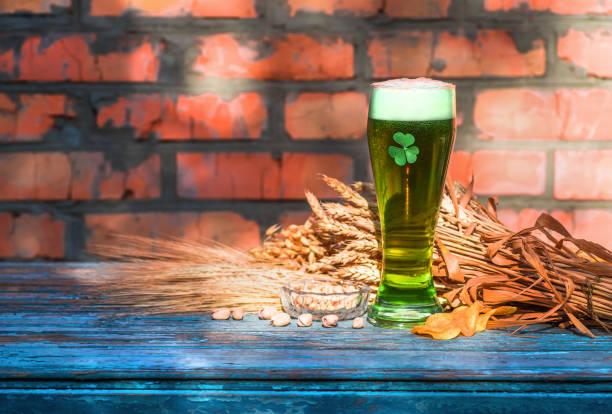 cerveza verde para el día de san patricio - mug beer barley wheat fotografías e imágenes de stock