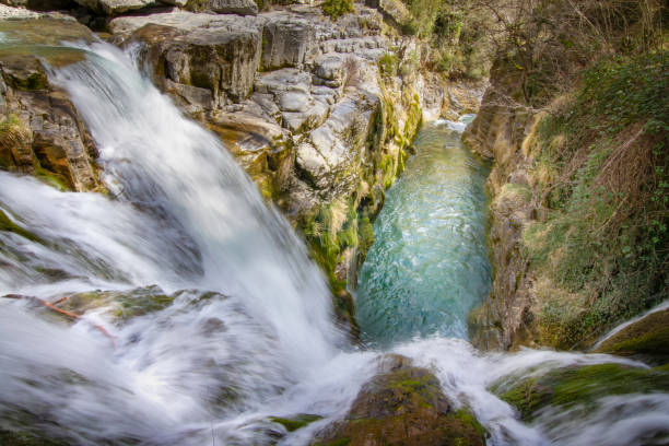 cascada de un río de montaña visto desde arriba, el agua cae en una piscina de aguas cristalinas - europe high angle view waterfall water fotografías e imágenes de stock