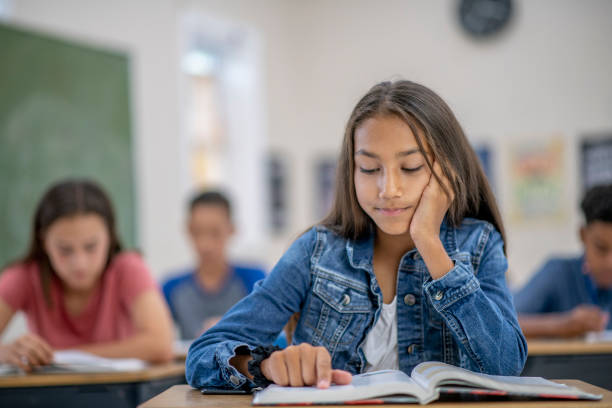 fokussierung auf das lesen dieses buches - mittelschule bücher stock-fotos und bilder