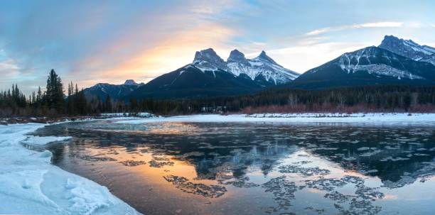 スリーシスターズマウンテンとボウ川サンセット - bow valley ストックフォトと画像