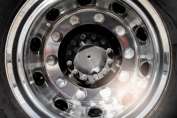 close up chrome wheel, a big truck wheel. - hubcap wheel car chrome imagens e fotografias de stock