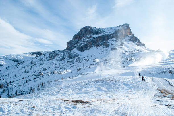 die wunderschönen schneebedeckten berge in cortina d'ampezzo - cortina dampezzo stock-fotos und bilder