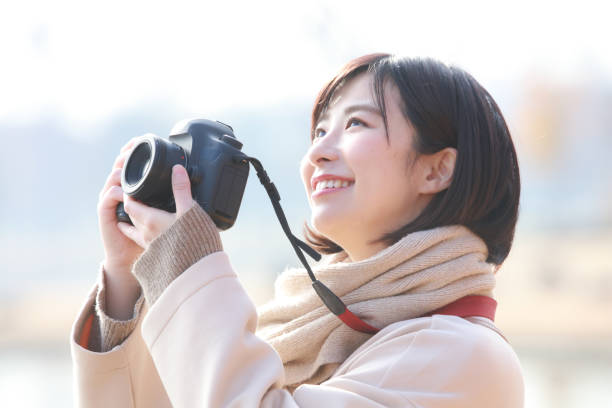 mujer tomando una foto - cámara slr fotografías e imágenes de stock