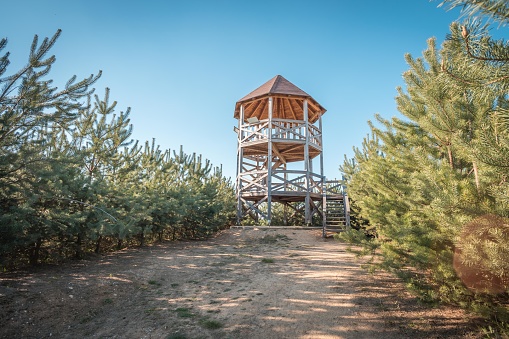 Rozhledna Kosice es una torre mirador en el parque forestal ner ciudad Chlumec nad Cidlinou. Es de madera y mide 8m. Imagen de la torre de observación del verano. photo