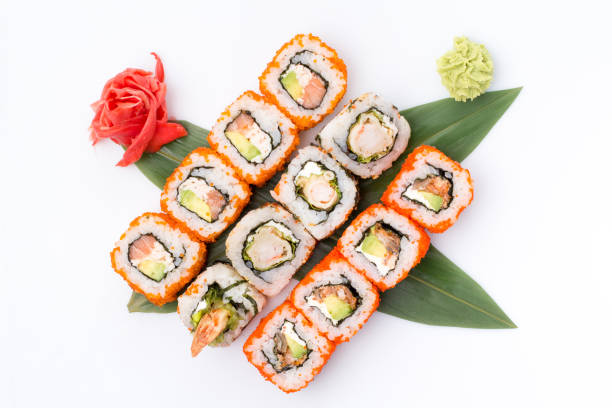 흰색 배경에 고립 된 일본 초밥 롤. 오리지널 레스토랑 프리젠 테이션의 개념. - tuna raw portion prepared fish 뉴스 사진 이미지