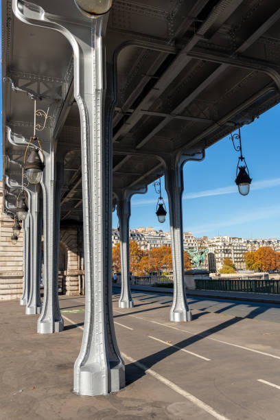 istock Pont Bir-Hakeim in Autumn - Paris 1298075286