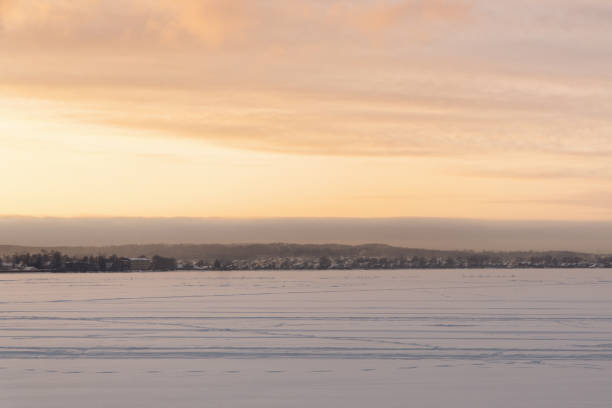 pôr do sol perto da lagoa em votkinsk no inverno - vapor trail night sky sunset - fotografias e filmes do acervo