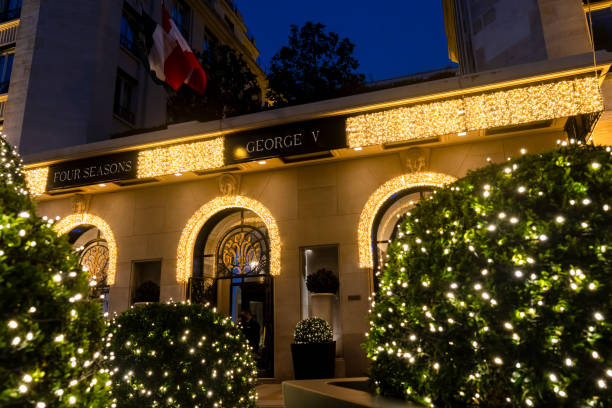 ジョージ5世通りでクリスマスライトを持つジョージ5世ホテル - パリ、フランス - four seasons hotels ストックフォトと画像