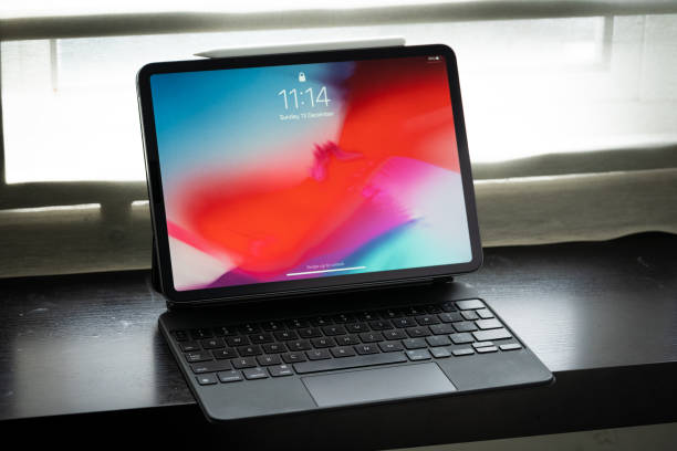 apple ipad pro 2020 11 polegadas com teclado mágico e apple pencil - apple ipad - fotografias e filmes do acervo