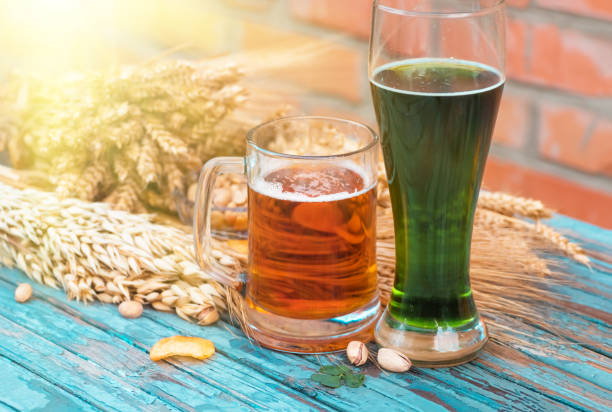 cerveza verde para el día de san patricio - mug beer barley wheat fotografías e imágenes de stock