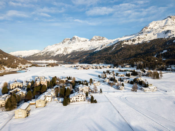 스위스 알프스 마을 실스 마리아, 생모리츠의 항공 이미지 - engadin valley engadine european alps mountain 뉴스 사진 이미지