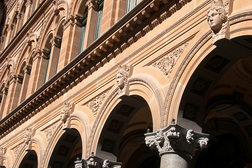 Vista de los arcos y cabezas decorativas talladas en la fachada del edificio GPO en martin place photo