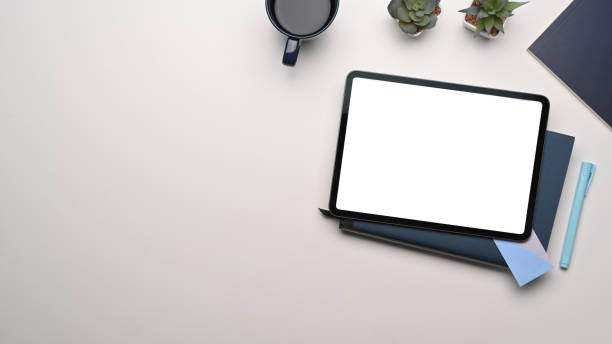 overhead shot of mock up digital tablet with empty screen on whitetable. blank screen for text message or information content. - above laptop desk computer imagens e fotografias de stock