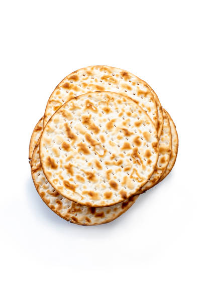 pile fraîche de matzah, vue d’angle élevé - seder passover seder plate matzo photos et images de collection