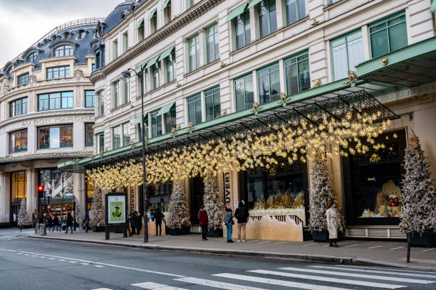 parisien marchant le long d’un grand magasin le jour de noël - paris - window display toy store store christmas photos et images de collection