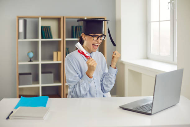 그녀의 성공을 축하하는 좋은 직업을 얻을 수 있었다 흥분 대학 졸업생 - scholarship holder 뉴스 사진 이미지