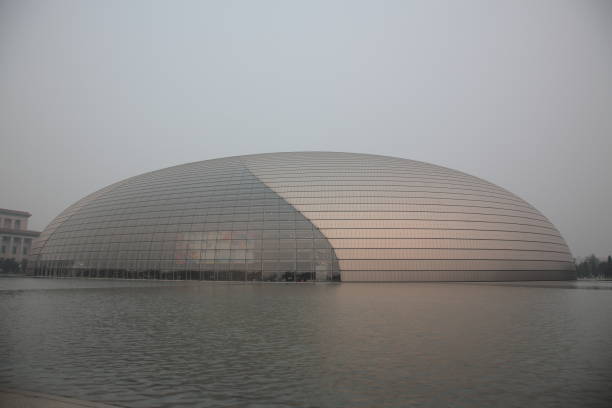 vue du centre national des arts de la scène familièrement décrit comme l’œuf géant à beijing en chine. - city urban scene monument china photos et images de collection