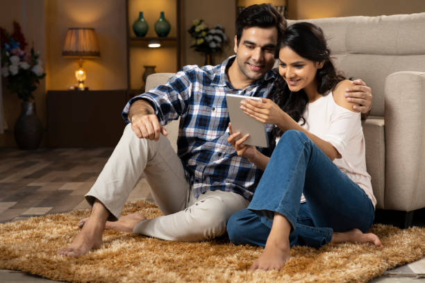 молодая пара, сток фото - digital tablet indian ethnicity young couple computer стоковые фото и изображения