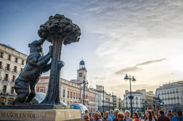 die statue des bären und erdbeerbaum in madrid, spanien - bronze star stock-fotos und bilder