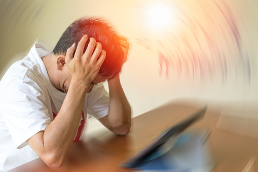 El problema de las enfermedades cerebrales causa migraña crónica de dolor de cabeza intenso. Adulto masculino se ven cansados y estresados deprimidos, con problemas mentales, concepto médico photo