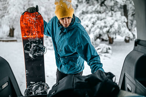 istock Loading the car after a skiing day in mountain 1298116348