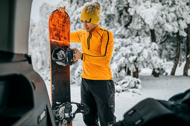istock Loading the car after a skiing day in mountain 1298116415