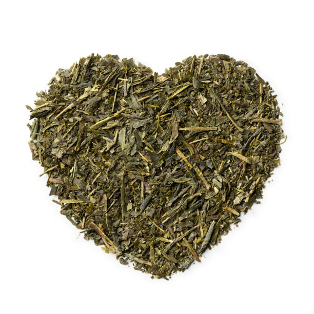 chá verde japonês tradicional seco em lareira isolado em fundo branco - heart shape isolated isolated on white tea leaves - fotografias e filmes do acervo