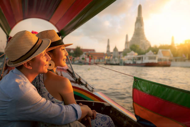 templo wat arun ratchawararam. casal de viajantes com barco no templo de arun, marco da tailândia - bangkok thailand asia thai culture - fotografias e filmes do acervo